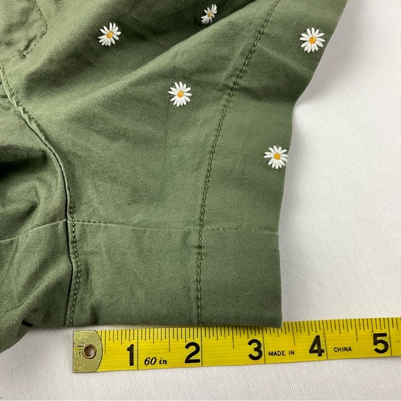 Old Navy Shorts Green daisy flower print Size 10 - Picture 9 of 10